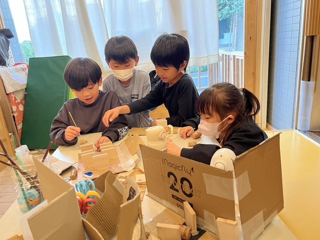 子どもたちが協力してプロジェクトに取り組む様子