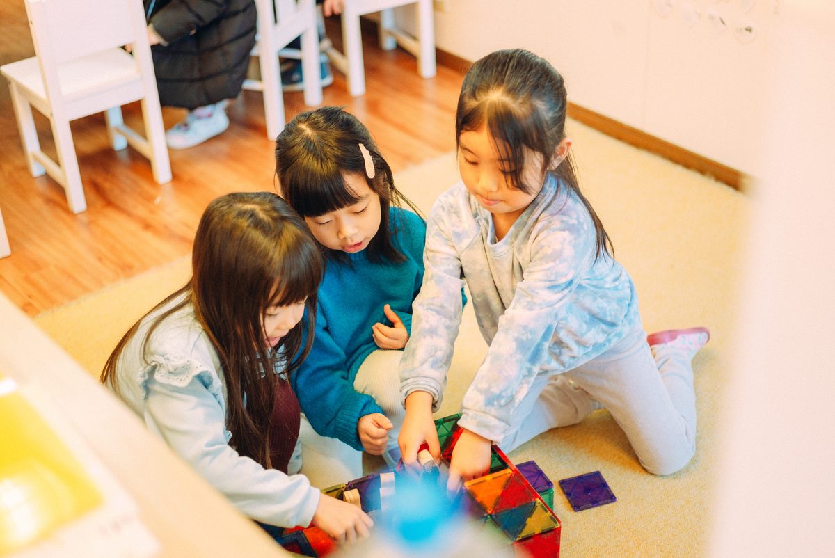 マグネットブロックを使い、協力して作品を作る子どもたち