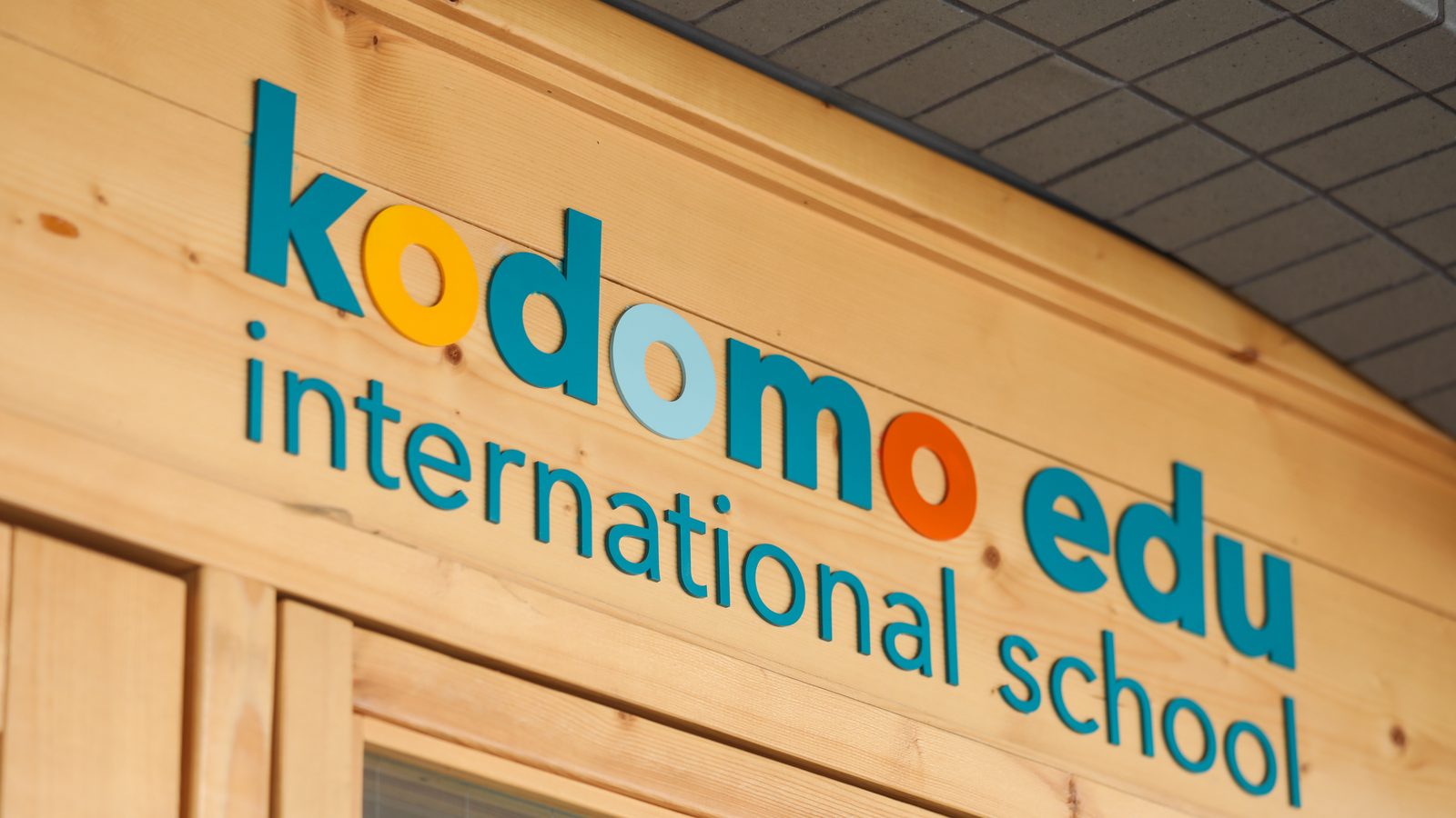 kodomo edu international school sign above the campus entrance