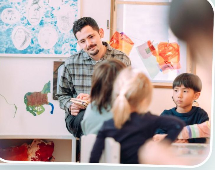 教室で子どもたちの話に耳を傾けるアートクラスの先生