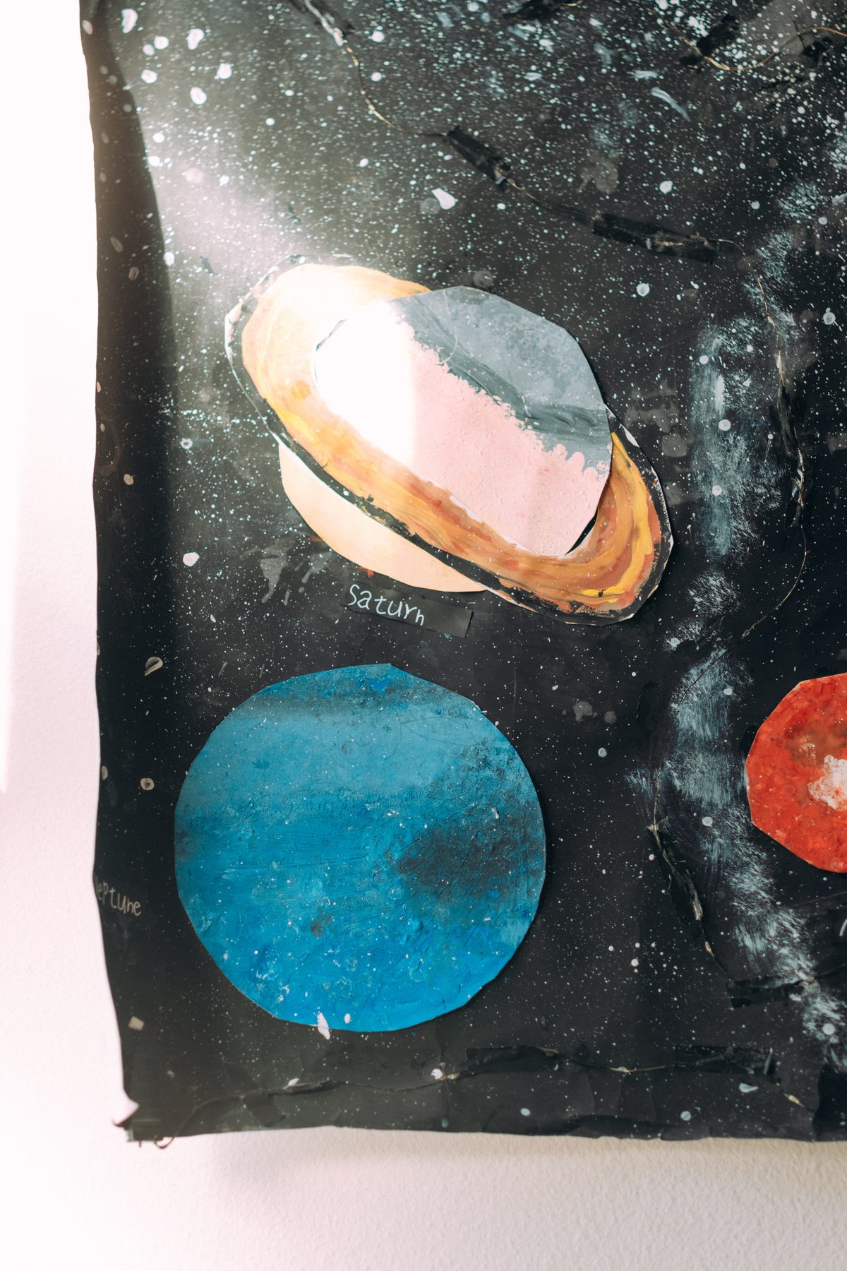 宇宙をテーマに仕上げた貼り絵の作品