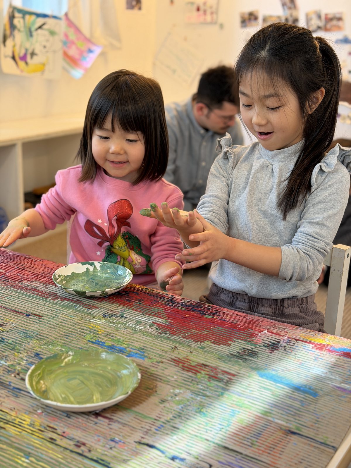 粘土をこねて協力して作品をつくる子どもたち