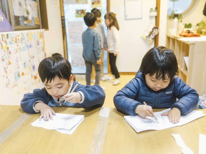 集中して文字を書く子どもたち