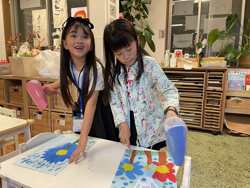 小学生が集中して制作に取り組む様子