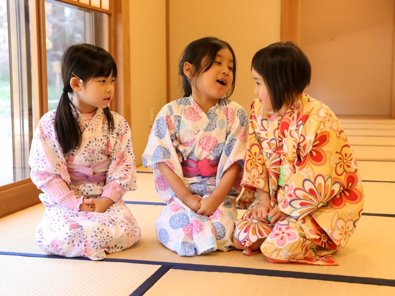 着物姿で楽しそうに語り合う子どもたち