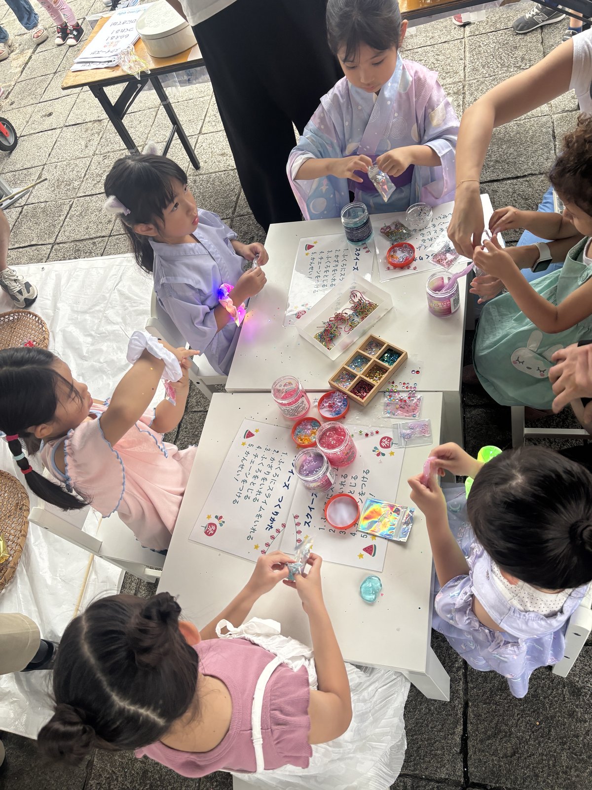 デコレーションを選びながらスクイーズを作る子どもたち