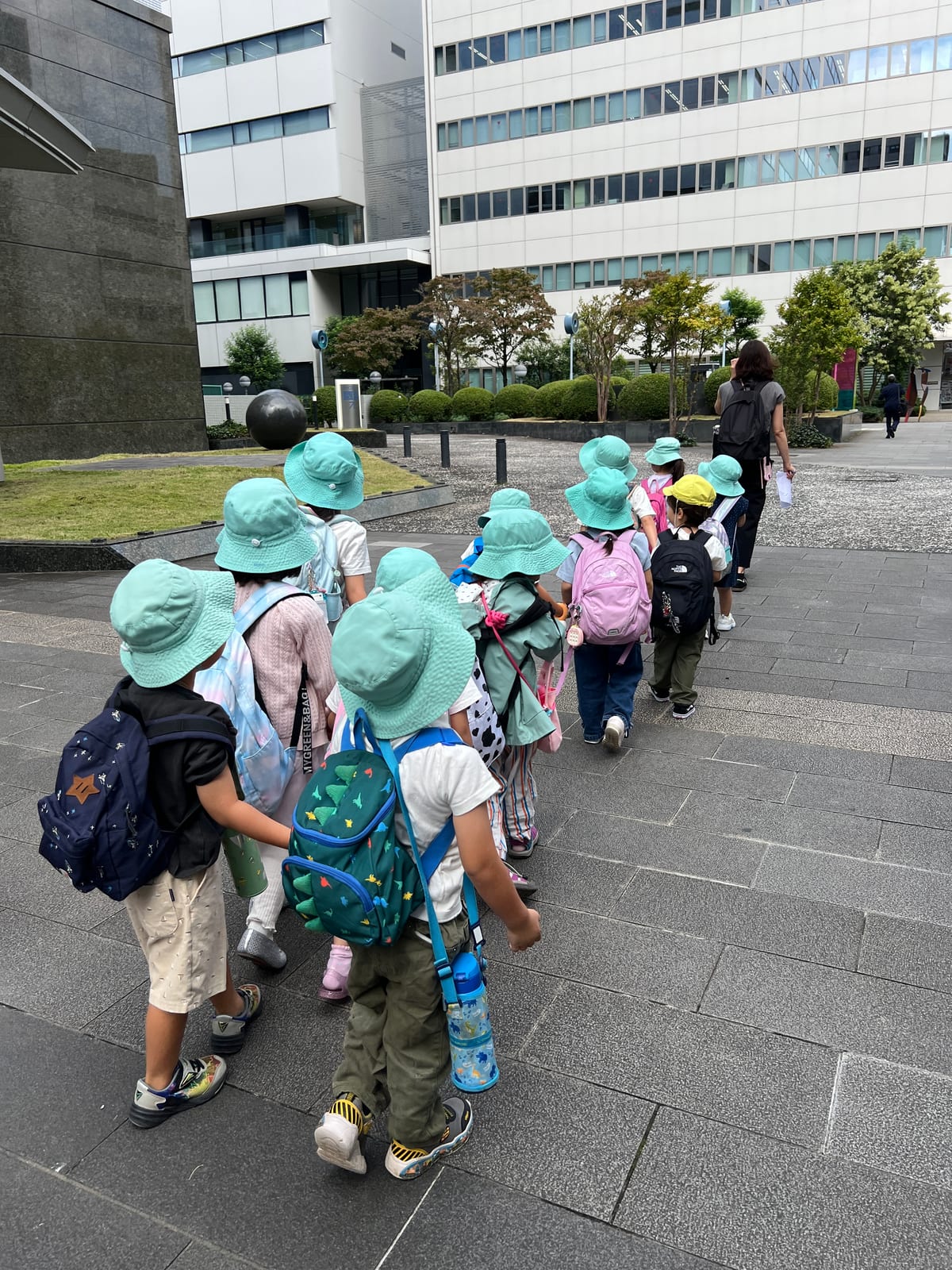 おそろいの帽子をかぶって、列になってPLAY! PARKへ向かう子どもたち
