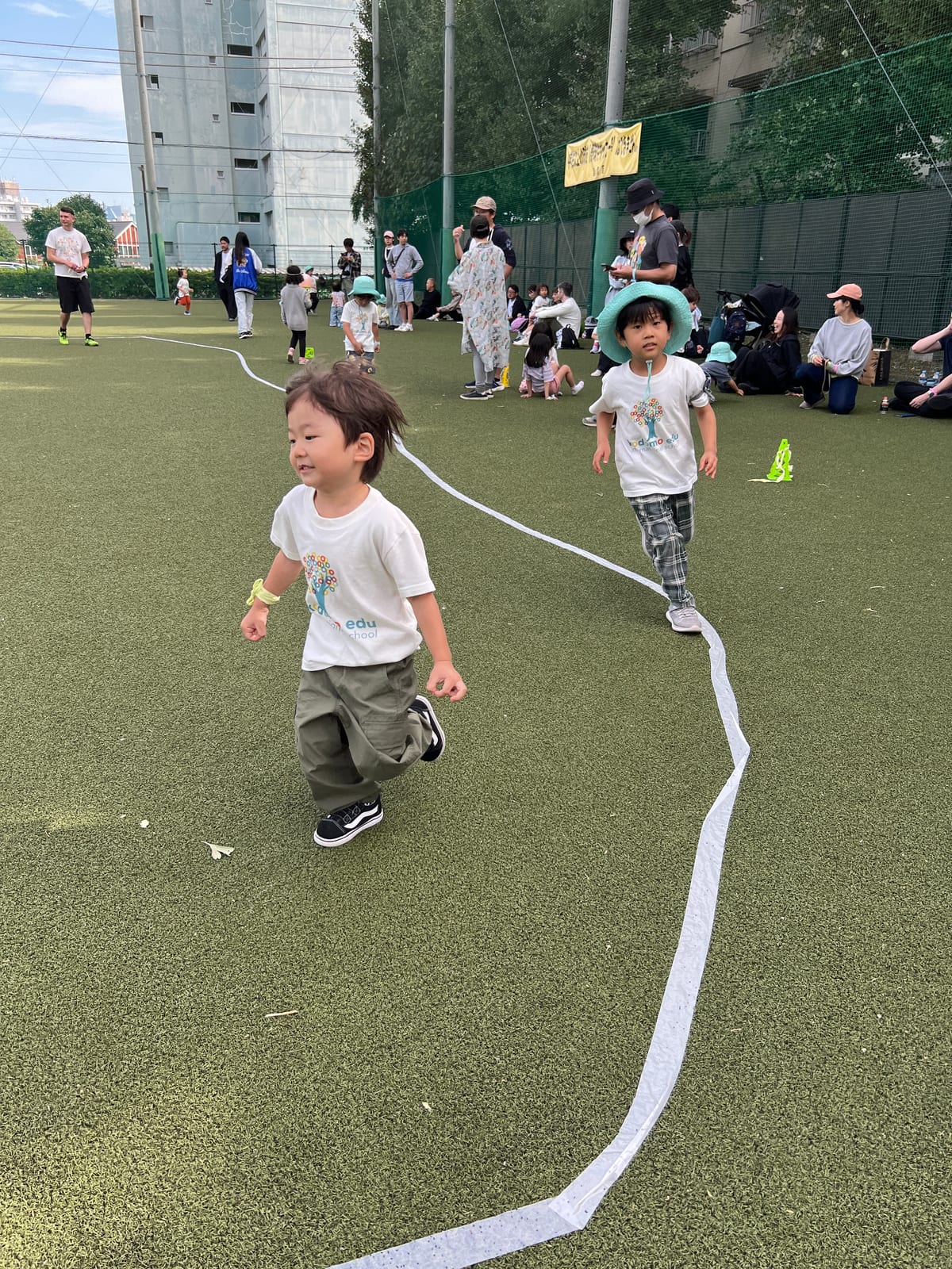 芝生のコースを元気に走る子ども