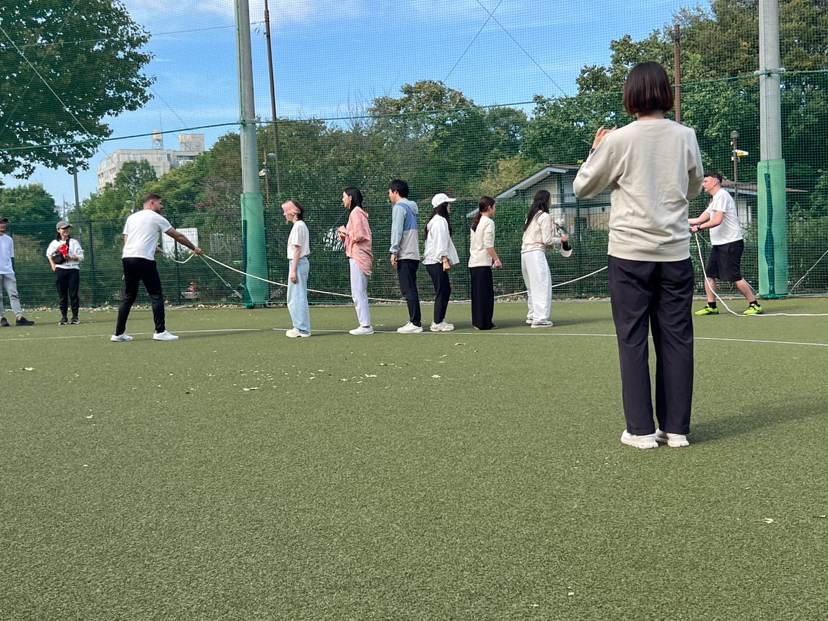 縄の動きに合わせて一列に並ぶ大人たち